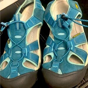 Women’s Sz 11 KEENS